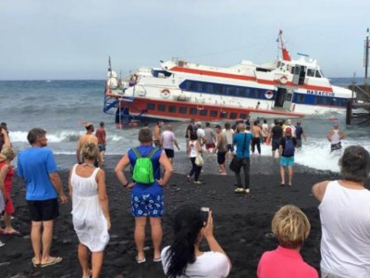 Peste 120 de persoane, salvate în ultimul moment după ce un feribot s-a scufundat parţial în Italia