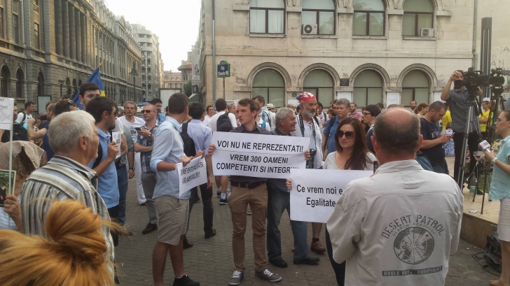 Protest faţă de pensiile speciale şi dezincriminarea conflictului de interese: "Parlament Penal!"