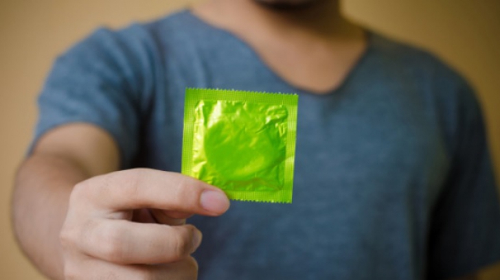 Prezervative găurite, de vânzare în România. Unde au fost găsite și ce a urmat