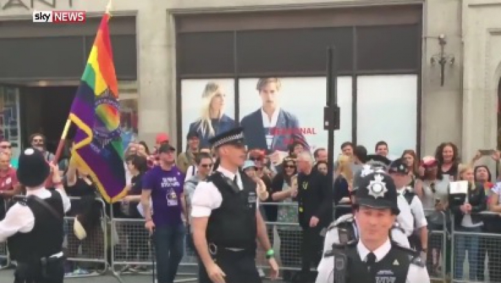Emoţii la Londra. Ce a făcut un poliţist în uniformă, în timpul paradei GAY PRIDE
