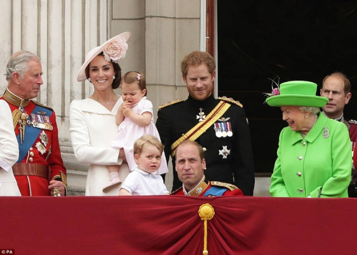 Prinţesa Charlotte, prima apariţie la balconul Palatului Buckingham. Imagini adorabile!