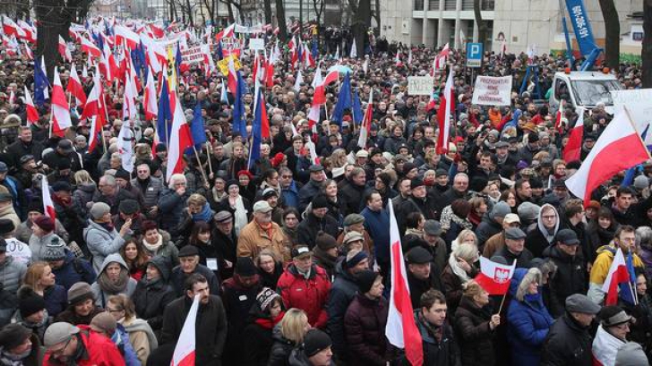 Mii de persoane au protestat la Varșovia împotriva interzicerii avortului