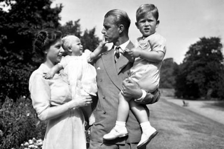 Prințul Philip a împlinit 95 de ani. Imagini de colecție alături de Regina Elisabeta
