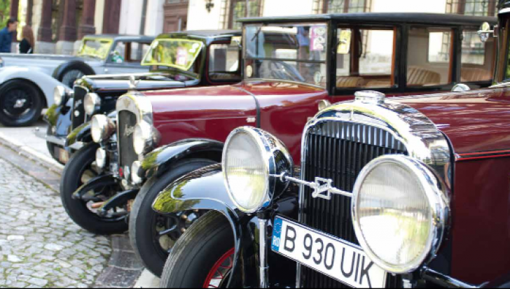 Concurs de eleganță pe patru roți.  33 de automobile retro, expuse pe Domeniul Regal Peleș