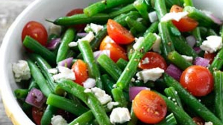 Rețetă rapidă și sănătoasă: Salată pentru slăbit cu fasole verde, susan și roșii cherry