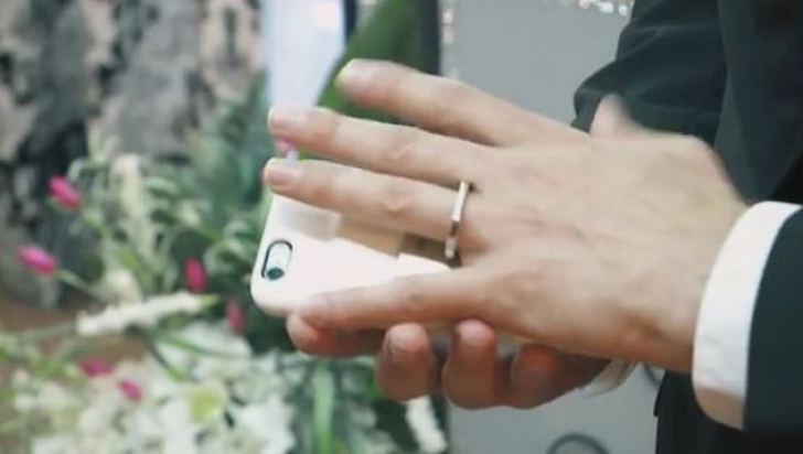 Un bărbat s-a căsătorit cu propriul smartphone