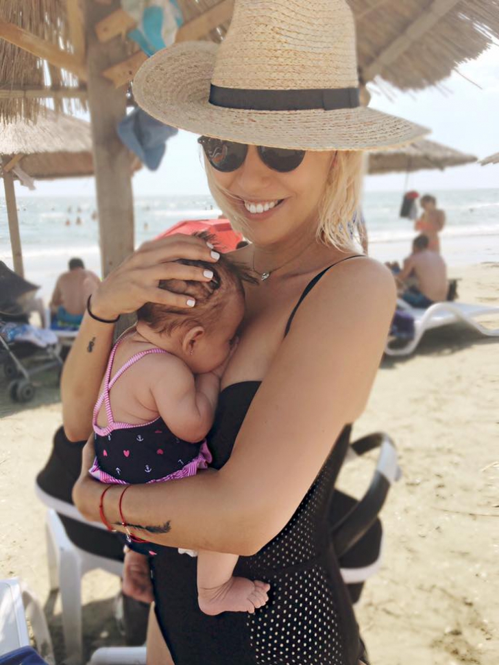 Vedetă din România, la plajă cu bebeluşul pentru prima dată. "Ne-ai topit, gata!"