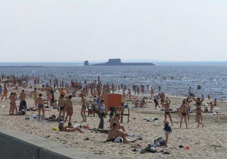 Părea o zi normală la plajă, dar când turiștii au privit în larg, s-au îngrozit!