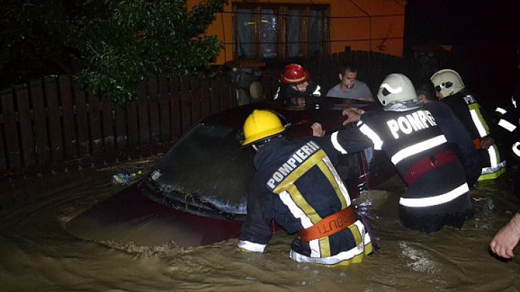 Inundaţiile din Suceava: O femeie din Voroneţ a murit strivită de un copac, alta este dată dispărută