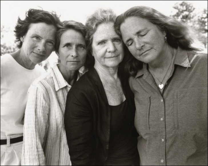 EMOŢIONANT: cum s-au fotografiat patru SURORI, an de an, timp de 41 de ani