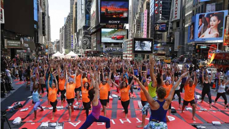 Mii de fani yoga s-au strâns în Times Square din New York, cu ocazia solstițiului de vară