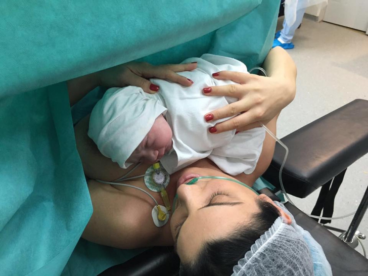 Prima fotografie cu Andreea Tonciu şi bebeluşul de pe patul de spital 