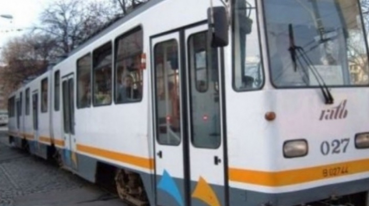 Incidentul tramvaiului 25 din Capitală s-a lăsat cu anchetă și demiteri din PMB