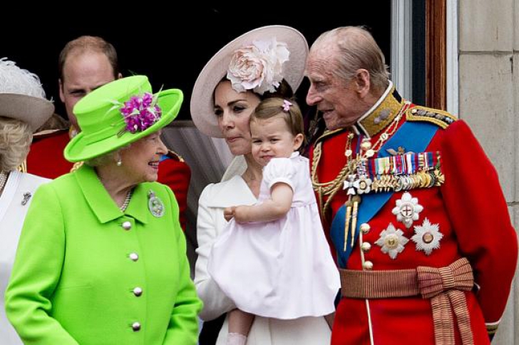 Prinţesa Charlotte, prima apariţie la balconul Palatului Buckingham. Imagini adorabile!