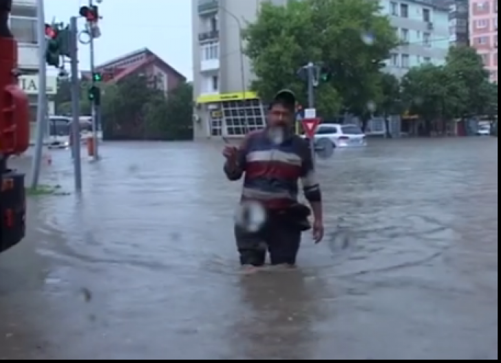 Ploile au făcut prăpăd. Orașele Tulcea și Vâlcea au fost inundate(IMAGINI INCREDIBILE)