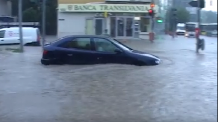 Ploile au făcut prăpăd. Orașele Tulcea și Vâlcea au fost inundate(IMAGINI INCREDIBILE)