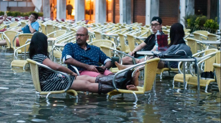 Veneția este inundată. Ce fac localnicii? Incredibil