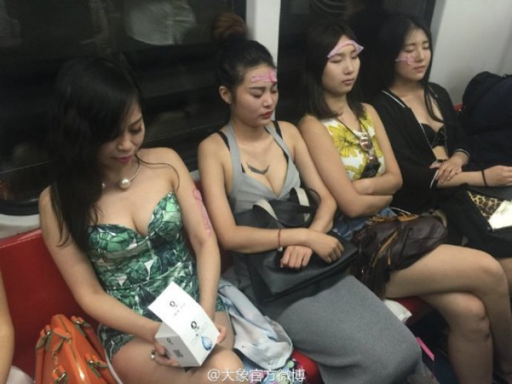 Apariția ciudată a tinerelor în metrou. Cu prezervativele lipite de față. Care este motivul?
