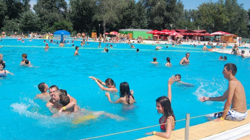 Relaxarea la piscină, un lux pentru mulți români. Pensionarii nici nu se gândesc la așa „aventuri”