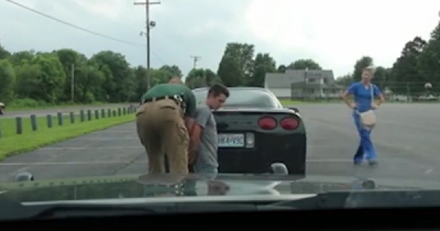 Doi agenţi au oprit în trafic un Corvette. L-au tras jos pe şofer, l-au arestat, ce a urmat e ŞOC!