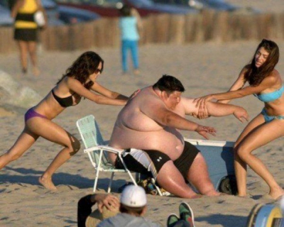 Acest grăsuţ încerca să abordeze fete pe plajă. Ce a urmat e INCREDIBIL. Turiştii au râs în hohote