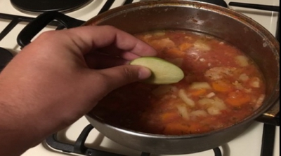 A pus o bucată de măr &icirc;n ciorbă. Uimitor! Acest truc este folosit de marii bucătari