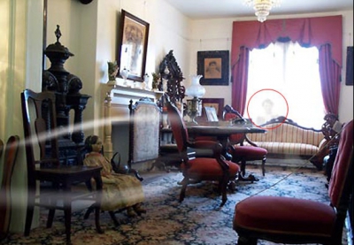 15 cele mai terifiante fotografii cu fantome adevărate. Ai curaj să le vezi pe toate?