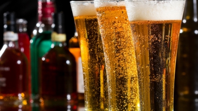 Cum răcești &icirc;n două minute berea. Trucul pe care toţi bărbaţii trebuie să &icirc;l ştie. VIDEO