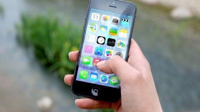 De câte ori pe zi atingem ecranul telefonului. Numărul e incredibil!