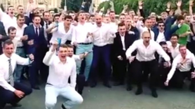 Zeci de viitori spioni ruși s-au deconspirat sărbătorind în public intrarea în FSB 