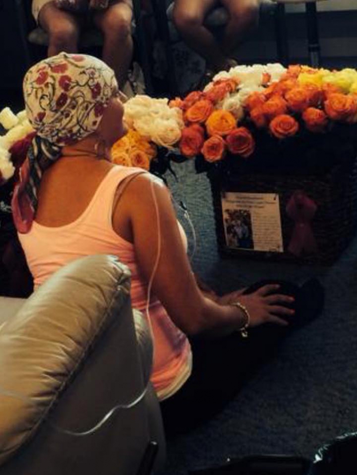 I-a cumpărat trandafiri și a însoțit-o la chimioterapie. Soția a luat florile, apoi a găsit biletul