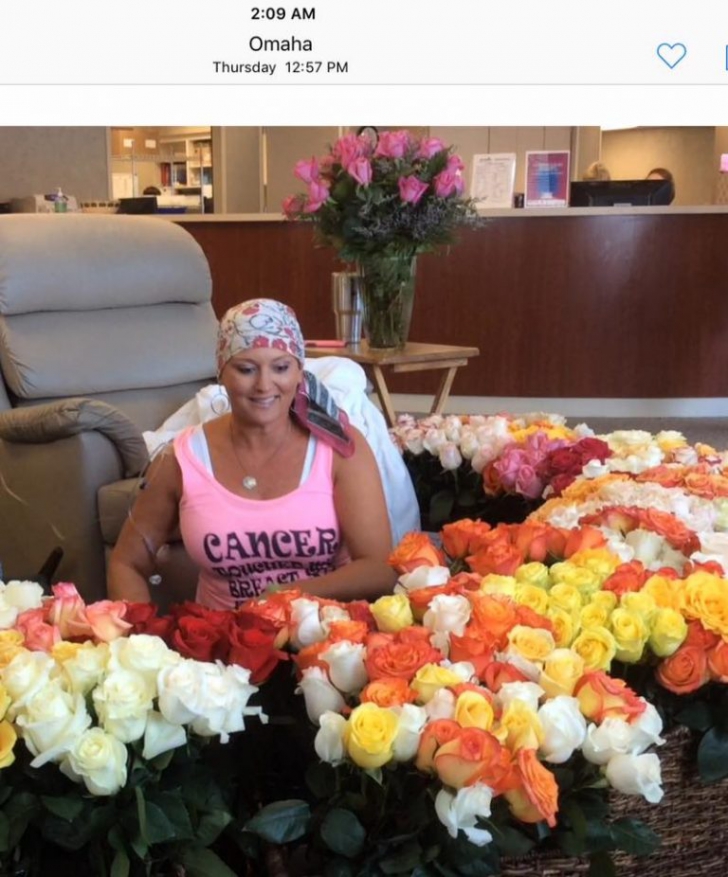 I-a cumpărat trandafiri și a însoțit-o la chimioterapie. Soția a luat florile, apoi a găsit biletul