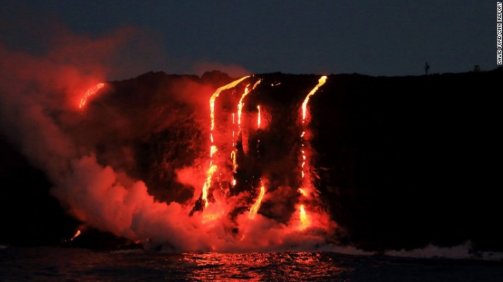 Erupţie vulcanică spectaculoasă în Hawaii. Imagini surprinse din elicopter
