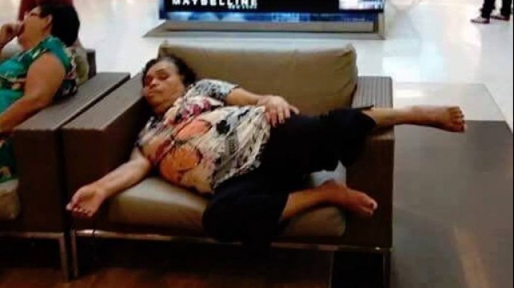 Au mers la mall şi au văzut o doamnă care a adormit pe un fotoliu. Ce glume au făcut pe seama ei