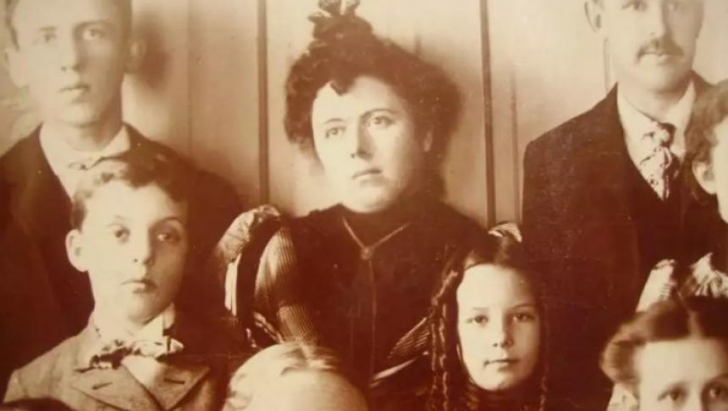 Un obicei ciudat al secolului al XIX-lea: Persoanele decedate, fotografiate în ipostaze şocante