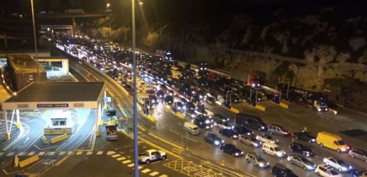Efectele Brexit. Mii de vehicule, inclusiv din România, blocate de zeci de ore pe autostrăzi din UK