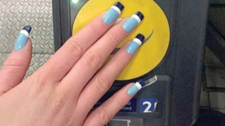 O tânără şi-a pus cardul de metrou în unghie