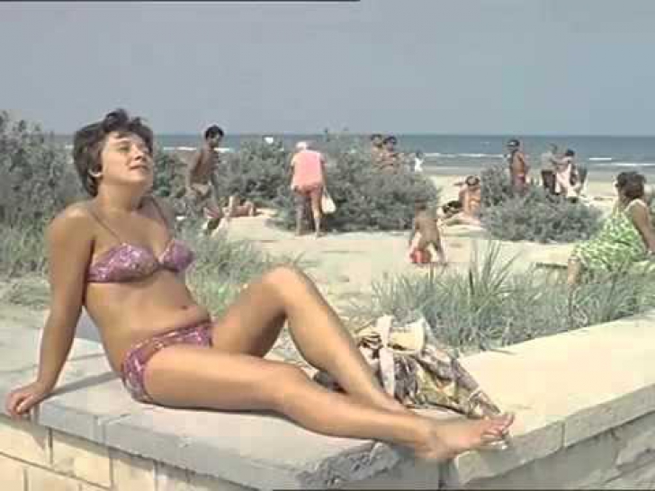Azi, fetele de pe litoral poartă bikini decoltaţi.Iată cum se îmbrăcau româncele la mare în comunism