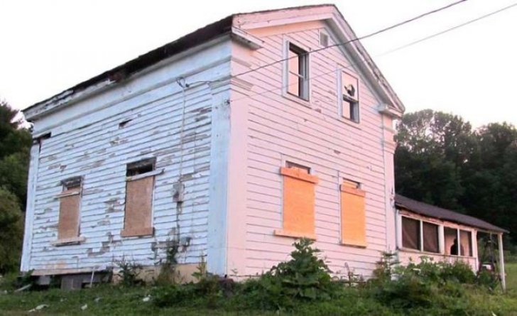A găsit cea mai înspâimântătoare casă din statul New York. S-a cutremurat când a deschis ușa! 