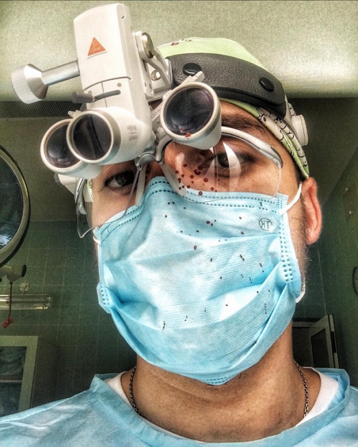 Și-a făcut selfie cu pacientele goale, pe masa de operaţii, și le-a postat pe Facebook. Ce a urmat