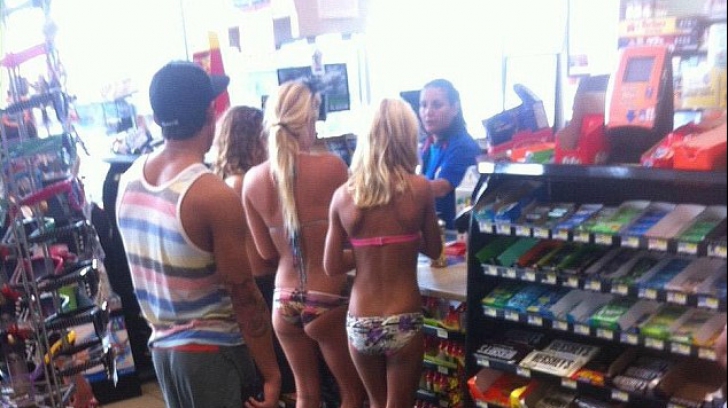A întâlnit trei fete în bikini și le-a făcut o poză. A ajuns virală pe Internet. Detaliul bizar! 