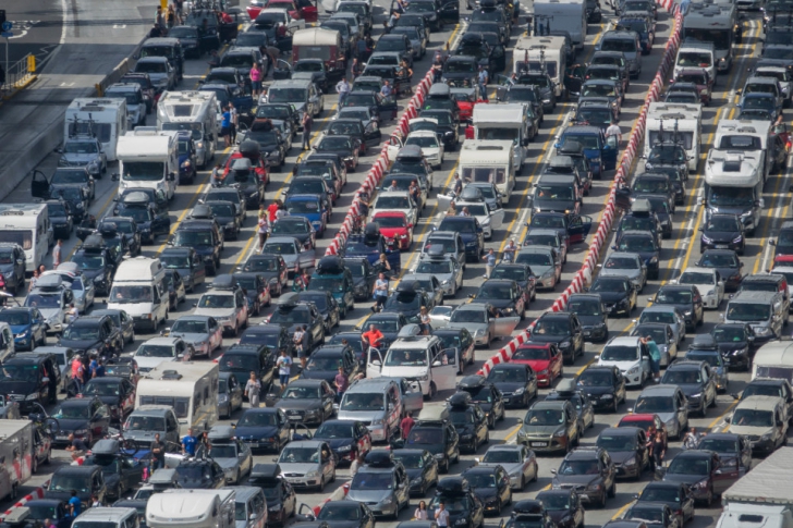 Efectele Brexit. Mii de vehicule, inclusiv din România, blocate de zeci de ore pe autostrăzi din UK