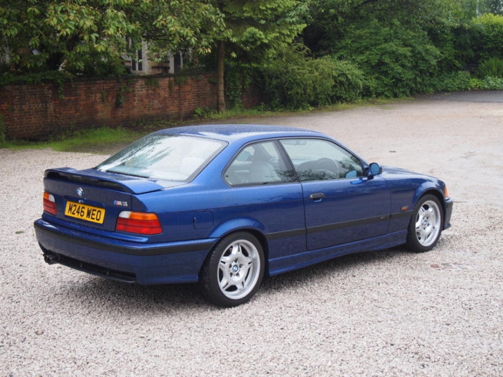 Au găsit un BMW M3 din 1994 şi l-au scos la vânzare. Clienţii, ÎNLEMNIŢI când s-au uitat în bord