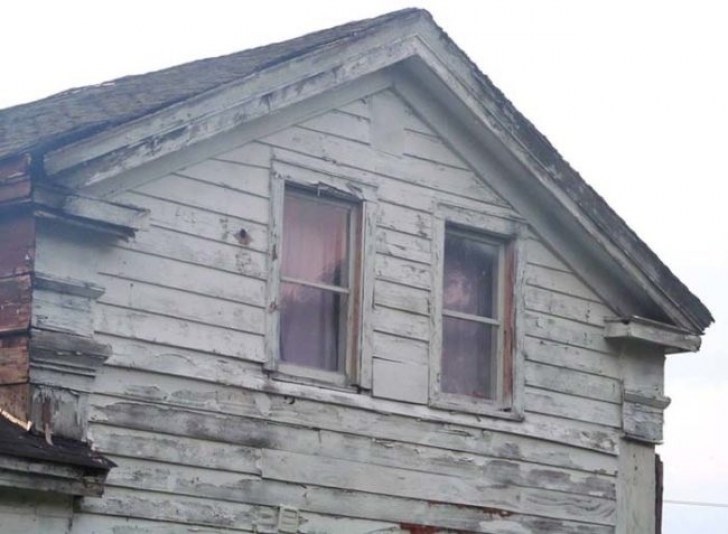 A găsit cea mai înspâimântătoare casă din statul New York. S-a cutremurat când a deschis ușa! 