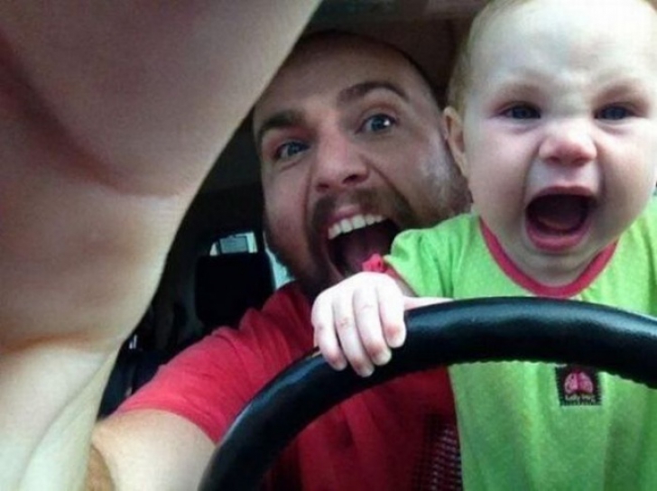 Ce se întâmplă când lași copilul în grija tatălui. Imaginile îți vor stârni pofta de râs!