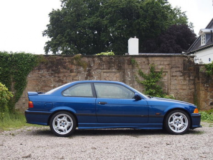 Au găsit un BMW M3 din 1994 şi l-au scos la vânzare. Clienţii, ÎNLEMNIŢI când s-au uitat în bord