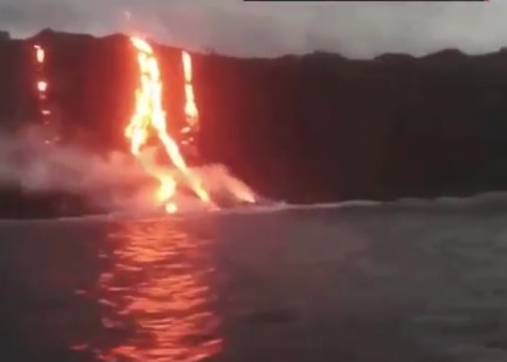 Erupţie vulcanică spectaculoasă în Hawaii. Imagini surprinse din elicopter