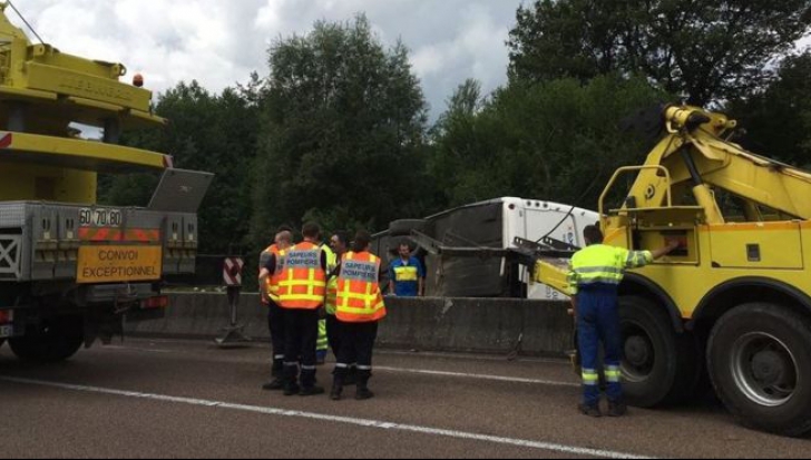 Accident teribil: un autobuz plin cu elevi s-a răsturnat pe autostradă. 15 răniți