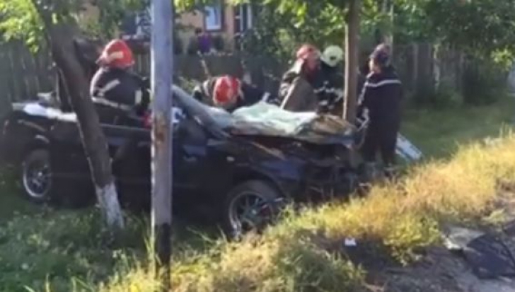 Accident mortal. Mai multe echipe de pompieri au intervenit de urgenţă IMAGINI