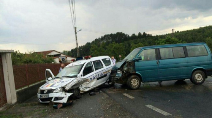 Accident groaznic în Bihor: A intrat cu microbuzul chiar în maşina Poliţiei